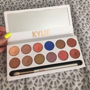 Kylie cosmetics royal peach palette